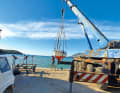 ... l'Hurley entra in acqua a Perdika, Grecia