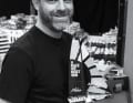 Nikolaus Kraft, 43, ist gelernter Modellbauer, also für handwerkliche Modelle. Seit fünf Jahren ist er einer der rund 25 Miniaturmodellbauer bei der Miniatur Wunderland Hamburg GmbH.