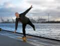Thomas Bickhardt su una tavola di equilibrio nel porto di Amburgo. Gli esercizi di equilibrio fanno parte del suo programma di allenamento, sviluppato per i marinai.