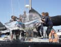 L'équipage fête sa victoire avec une douche de champagne