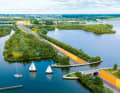 Eine schiffbare Trogbrücke verbindet das Veluwemeer mit dem Wolderwijd in der Nähe von Harderwikj.