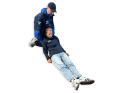 Der Helfer kniet sich hinter den Oberkörper der liegenden Person.