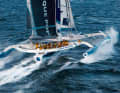 Il tri di 131 piedi "Banque Populaire" ha stabilito un record nel 2009 con 908 miglia nautiche in 24 ore.