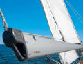 4 Roll away the cloth: Slowly release the outhaul in a controlled manner using the winch and, ideally, have a second person furl the cloth as far as necessary at the same time. The less the sail flaps, the fewer creases there will be on the mast