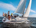 1. Auf am-Wind-Kurs gehen: Zum Reffen ist der Kurs am Wind optimal. Unterliek wieder leicht lösen, falls es sehr stark durchgesetzt war, sonst kommt später viel Last auf den untersten Rutscher. Beim Einleinen-Reffsystem den Nieder­holer lösen, damit der Baum steigen kann und die Leine leichter läuft