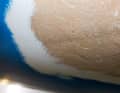 Ensuite, le matériau intact est parsemé de petits cratères, qui sont les cavités sous les bulles d'osmose.