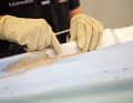 Le crepe sono un segno di sovraccarico del fragile gelcoat. Per evitare che si ripresentino, le aree danneggiate vengono colmate con fibra di vetro. Insieme alla resina epossidica, uno strato è solitamente sufficiente ...