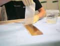 Finché sono pochi, si può contare sulla forza adesiva della resina. Inoltre, rinforziamo la coperta dal basso e quindi lavoriamo con un solo strato di vetro. Questo viene inserito nella resina ...