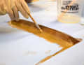 To ensure that the laminate sticks well and does not become too dry, the sanded areas should be coated generously with epoxy resin. Further cracks often become visible when the resin is absorbed