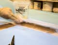 ... and soaked with a brush. Tear-off fabric is then applied. It can be pressed on well without creases using a ball of tear-off fabric