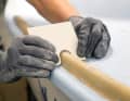 Use the template to check the contour of the skirting board. There should be some undersize everywhere so that there is room for the levelling compound. Any protruding laminate mountains should be sanded down. This applies in particular to the edges
