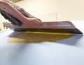 L'altezza del laminato viene controllata con una spatola grande nelle aree di riparazione piane. Non deve sporgere nulla e deve essere possibile tirare la lama livellatrice in modo uniforme sull'area di lavoro. Di solito i bordi devono essere leggermente levigati.