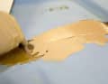 Il composto di livellamento è composto da resina epossidica e da uno speciale stucco Microlight di West-System. Non solo produce molto volume, ma è anche molto fine e facile da carteggiare. La consistenza deve essere regolata ...