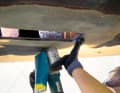 La pialla per gelcoat è in realtà destinata al restauro con osmosi, ma è adatta anche alla rimozione del laminato, in alternativa si può utilizzare un flex.