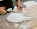 Lavoriamo con scrim da 600 grammi e richiediamo dieci strati. La loro dimensione è graduata in modo uniforme, con un'alternanza di strati con orientamento delle fibre di +/-45 gradi e di quelli con orientamento delle fibre di 0/90 gradi.
