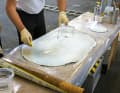 Dovendo lavorare sopraelevati, dividiamo i teloni di vetro in due pacchetti da dieci strati ciascuno e li mettiamo a bagno sulla pellicola. Iniziamo con lo strato più piccolo del secondo pacchetto e aggiungiamo il successivo più grande ...