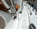 Un petit déflecteur sur la coque empêche l'eau de pluie de s'infiltrer dans le cockpit lorsque le bateau est en position.