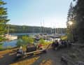 De jolis barbecues pour les équipages sont souvent standard, ici à Baggviken sur l'île de Mjältön