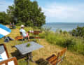 Café "Zur kleinen Rast": Am Ufer der Tromper Wiek liegt auf dem Goorer Berg die Außengastronomie der  Familie Hensen – mit Blick aus 36 Meter Höhe über die Ostsee nach Osten (7)