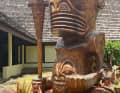 Le tipiche figure Tiki si trovano in tutte le isole. Questa si trova nel giardino del Centro culturale Paul Gauguin di Atuona, su Hiva Oa.