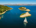 Soli in mare aperto. Alla fine di ottobre, nella baia di Podskolj, al largo di Mljet, non c'è nessun'altra nave oltre allo yacht a noleggio