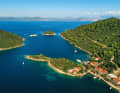 Sulla costa nord-orientale di Mljet si trova anche la baia di Prozura, ben protetta, dove è possibile ancorare.
