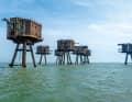 Vor Margate an Englands Küste stehen alte Verteidigungsanlagen im Meer – rostige Zeugnisse vergangener Zeiten