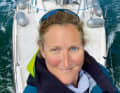 Saskia Kaden auf ihrer „Robulla“, die sie für den Törn gekauft und einem Refit unterzogen hat