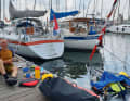 Jetty instead of table. Kujawa cooks in the open air, here on Terschelling. The weather plays along