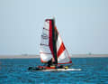 Il piccolo catamarano supera le boe del fairway al largo di Schiermonnikoog con una leggera brezza
