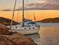 Soli nel giardino roccioso. Lo yacht dell'autore ormeggiato a uno scoglio nell'arcipelago di Valøyene