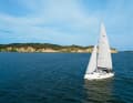 Bei starkem Nordostwind wird es bisweilen ruppig auf dem Bodden. Auf raumem Kurs kommt die Yacht ordentlich in Fahrt. Hinten ragen die steilen Ufer bei Groß Zicker empor