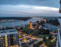 La ville de Travemünde : Soirée au bord du fleuve. Ici, le vieux phare, là-bas, le port Passa modernisé