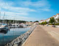 Weiße Wiek: Promenade samt Hotelanlage rund um  die Marina in Boltenhagen. Der Ort ist sehr touristisch. Segler finden hier viel Service