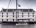 Ein acht Meter langes Salonboot veranschaulicht die Dimensionen des 47-Meter-Seglers aus Alu und Carbon