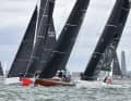 Daniel Baums "Elida" beim Fastnet-Start. Neben ihr ist die rot-graue "X-Day" zu erkennen.