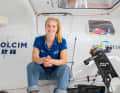 La conduttrice del podcast Rosalin Kuiper a bordo della sua Imoca "Holcim - PRB", con cui parteciperà alla Ocean Race Europe la prossima estate