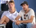 Hier verfolgt Sebastian Vettel das Geschehen und sein Germany SailGP Team presented by Deutsche Bank gemeinsam mit Felix van den Hövel.