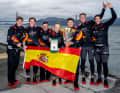 Ici, Los Gallos et le barreur Diego Botin (avec le trophée dans ses mains) célèbrent leur chef-d'œuvre - et deux millions de dollars de prix.