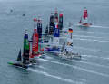 Die Franzosen machen aus dieser Position einen starken Start, dem erstmals mit dem kleinsten Segelflügel startenden deutschen Team gelingt das nicht