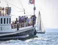 Besucher verfolgten das Ereignis vom Land, vom Wasser und im Internet