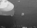 Il catamarano a prua della nave da carico