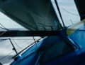 Il dominatore del Vendée Globe "Macif Santé Prévoyance" corre verso il traguardo come primo classificato".