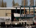Il famoso cutter da pesca e da regata in viaggio verso l'acqua
