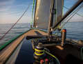 Halyards and trim lines are operated on two winches to the side of the companionway. The handling is as simple as it is functional