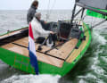Die Se 24 Lite ist das erste Boot von Saffier Yachts ohne Achterstag. Für gute Trimmbarkeit sorgt unter anderem der lange Traveller auf dem Achterdeck