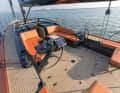 Med version: The cockpit remains open at the rear and the steering columns are built relatively far forwards. The seats for the helmsman can be moved lengthways.