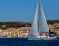 Il Dufour 38 naviga al largo del capoluogo della Maddalena, sull'omonima isola.