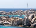 Mouillage dans la crique rocheuse de Cala Lazarina sur le côté ouest de Lavezzi.