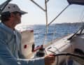 Il timoniere Uwe manovra meticolosamente lo yacht a noleggio lungo il bordo del vento. Il maestrale è ancora dolce.